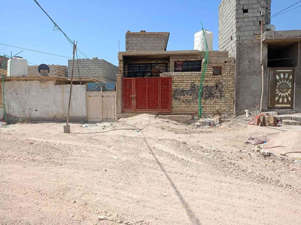 سلام عليكم بيت 60 متر طابوك جمهوري صب مسلح طابو 25 العنوان سيد اسماعيل حي رباب صاله مفتوحه وبطبخ ومنور وحمام داخلي مع تواليت خارجيه ودرج وبيتونه السعر  23 نقد واذا قصد يختلف السعر مع الظمان الرقم *********** ابو حسين الكعبي
