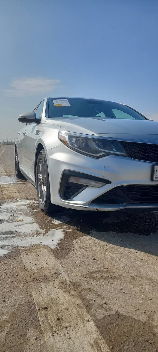 اوبتيما  موديل 2019 وارد امريكي
موصفات: (.  FE.  )
1شاشه كبير لمس ✅
2كامره دواره ✅
3تحكم جهتين ✅
4 مثبت سرعه ✅
5تحديد مسار✅
6مانع نزلاق ✅
7راذار جانبي ✅
8 حساسات خلفي+ جانبي+امامي ✅
9 3 واقعيات قياده+EXO+SPORT+COMFORT✅
10شاحن UDB✅
11منفذ AUX 
12شاير مري ✅
13حساس اطار ✅
14ويل كروم ✅
15حجم محرك  GDi. 2400✅  
16 كير AT نمــــر 6 ✅✈️
17داخل اسود    ✅
18نغه ترحيب ✅ 

السيارة مال عائله حلوه وجاهزه 
سعر 145وبي مجال للشرايه 
مكان السيارة الديوانية 

الاستفسار ***********
