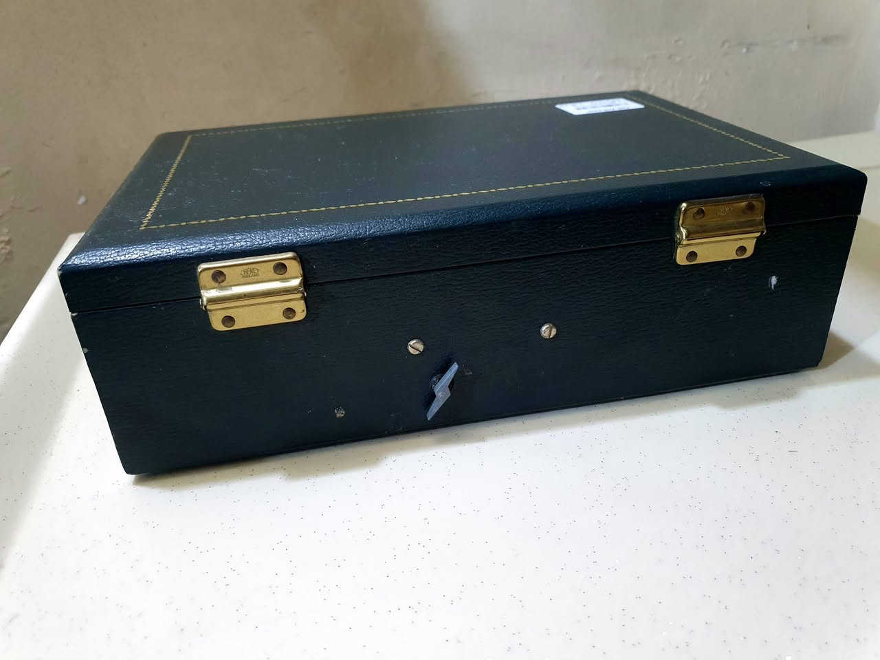 #للسيدات
صندوق حفظ مجوهرات ونقود 
صنع انكلترا


**إذا كنت صاحب هذا الإعلان وتريد حذفه لأي سبب، رجاءا أرسل رسالة إلى الدعم الفني**