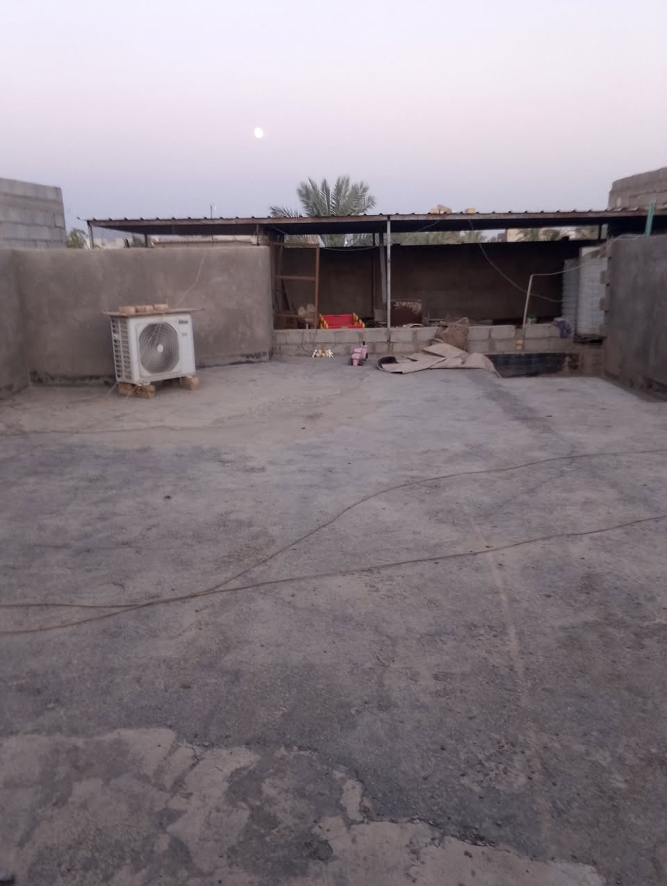 السلام عليكم يتوفر بيت للبيع مساحه 200متر طابو زراعي عراقي يتكون البيت من غرفتين صاله مطبخ ذوانيه صحيات داخليه وخارجيه مع درج خارجي سعر 90مليون وبي مجال العنوان ابو الخصيب مهجران قرب مدرسه الشمس كل الخدمات متوفره ***********
