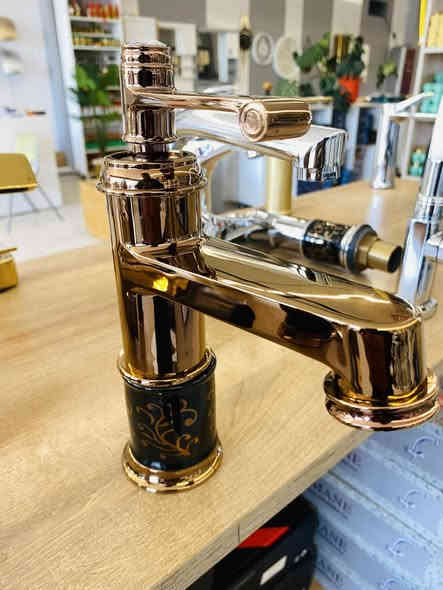 🔥 فخامة البورسلين الأسود وصلتكم بعرض ما يتكرر! 🔥
من إبراهيم صدف نقدم لكم مغسلة بورسلين أسود ملكي بقياس 1 متر
وبسعر 200 ألف فقط 🤩✨

المجموعة تشمل:
✔ مغسلة بورسلين أسود ملكي
✔ مرآة أنيقة
✔ خلاط عالي الجودة
✔ حملة خاولي
✔ صوندة تصريف جاهزة للتركيب

📍 الموقع: ديالى – خانقين – شارع سايدين – ملعب مجاور مطعم مونجبز
📞 للاستفسار: ***********

✨ خلي حمامك يصير أرقى وأجمل مع أحدث التصاميم الملكية
