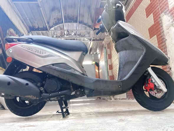 السلام عليكم
دراجة بغبغاء ياباني جديدة جديدة
دراجة سرعة 140+ نوزل + خطين + سلف اصلي
ستاند كهرباي حساس+ وراقها ابسمي+ محرك ناعم ومكفول 
كفراتها اصلية ومختمه ختم واحد مع محرك 
كهربايات عدادات كيجات دبلات كلها شغال 
شلعة معدل خير من الله دراجة جديدة بمعنه كلمه
الشراي يتصل *********** شرط جيب فيتر وتعال فحص براحتك
