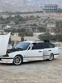 سه ره تا به ناوي خودا ئه م bmw بؤ فرؤشتن  سه ياره كه بيانوو بڕه هه موو...