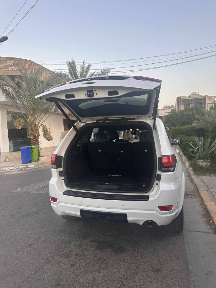 جيب كراند شيروكي (بلاك توب ) ٢٠١٧

‏Jeep® Grand Cherokee Laredo 2017
-المسافة المقطوعة (93,000 mi)
-وارد امريكي بدون ايرباك صور الحادث بالمنشور
-المواصفات 
-تشغيل عن بعد 
-نظام إطفاء وتشغيل السيارات لاقتصاد الوقود 
-جنطة كهرباء 
-ستيرن كهرباء وتحكمات ستيرن وتدفئة ستيرن .
-كشنات جلد ومخمل وتدفئة كشنات.
-ثلاث وضعيات قيادة 

-شاشة كبيرة 
-حساس خلفي مانع اصطدام. 
-ويل ٢٠ .
مواصفات الجيب المعروفة.
-رقم بغداد سنوية جديدة لسنة ٢٠٢٨
-سيارة بأسمي تحويل ثاني يوم .
مكان السيارة بغداد 
اعتذر عن المراوس 
 -السعر 21,700 بيها مجال 
الاستفسار *********** بغداد, العراق
