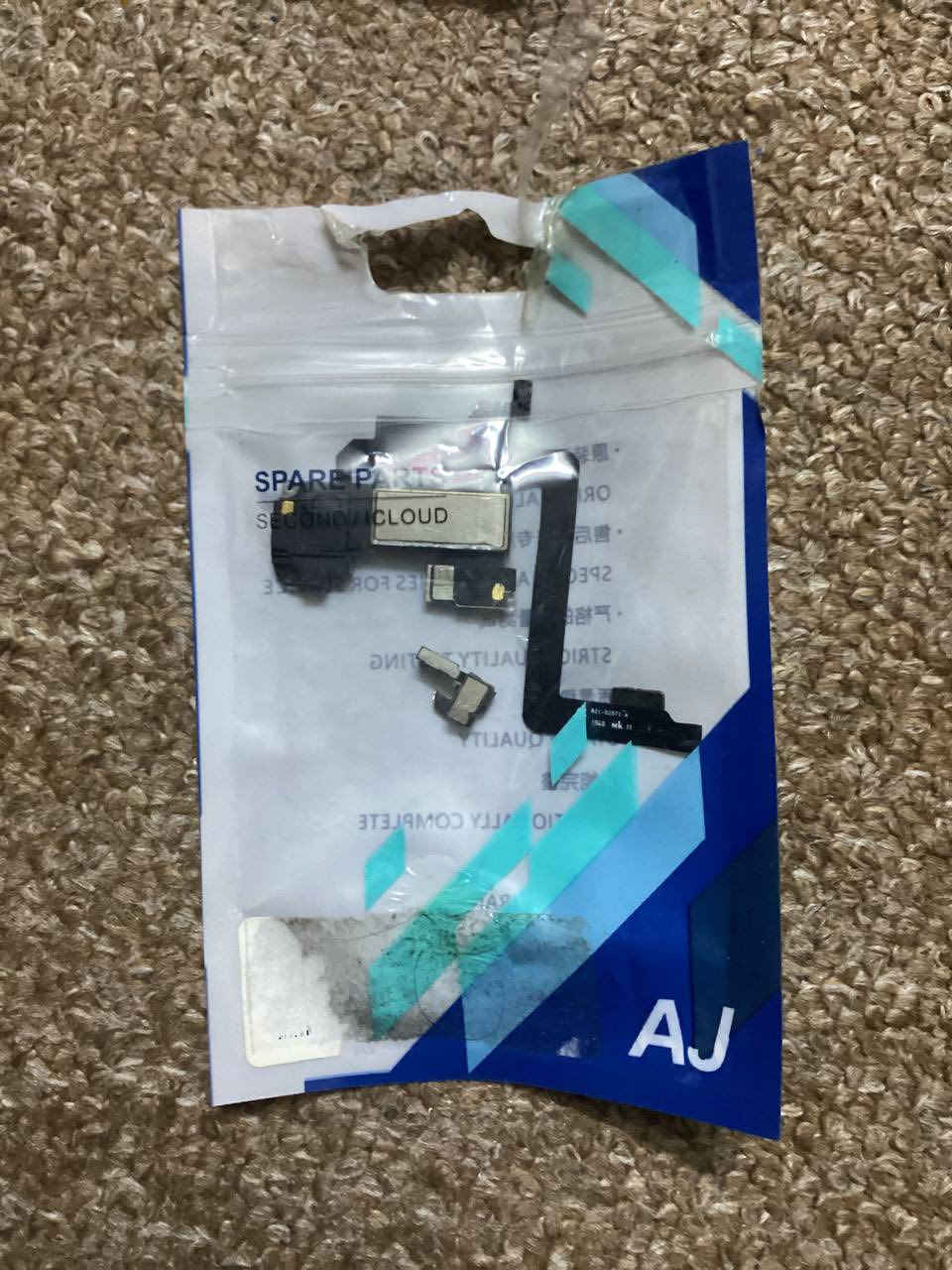 السلام عليكم ايفون 11 برو للبيع ذاكرة 256 بطارية 98 مبدلة فيس ايدي مالته موجود بس خارج الجهاز يجي ويا كارتونته وشاحنه وكفرين السعر 230 وبي مجال للشراي مكاني بغداد حي العامل رقمي ***********
