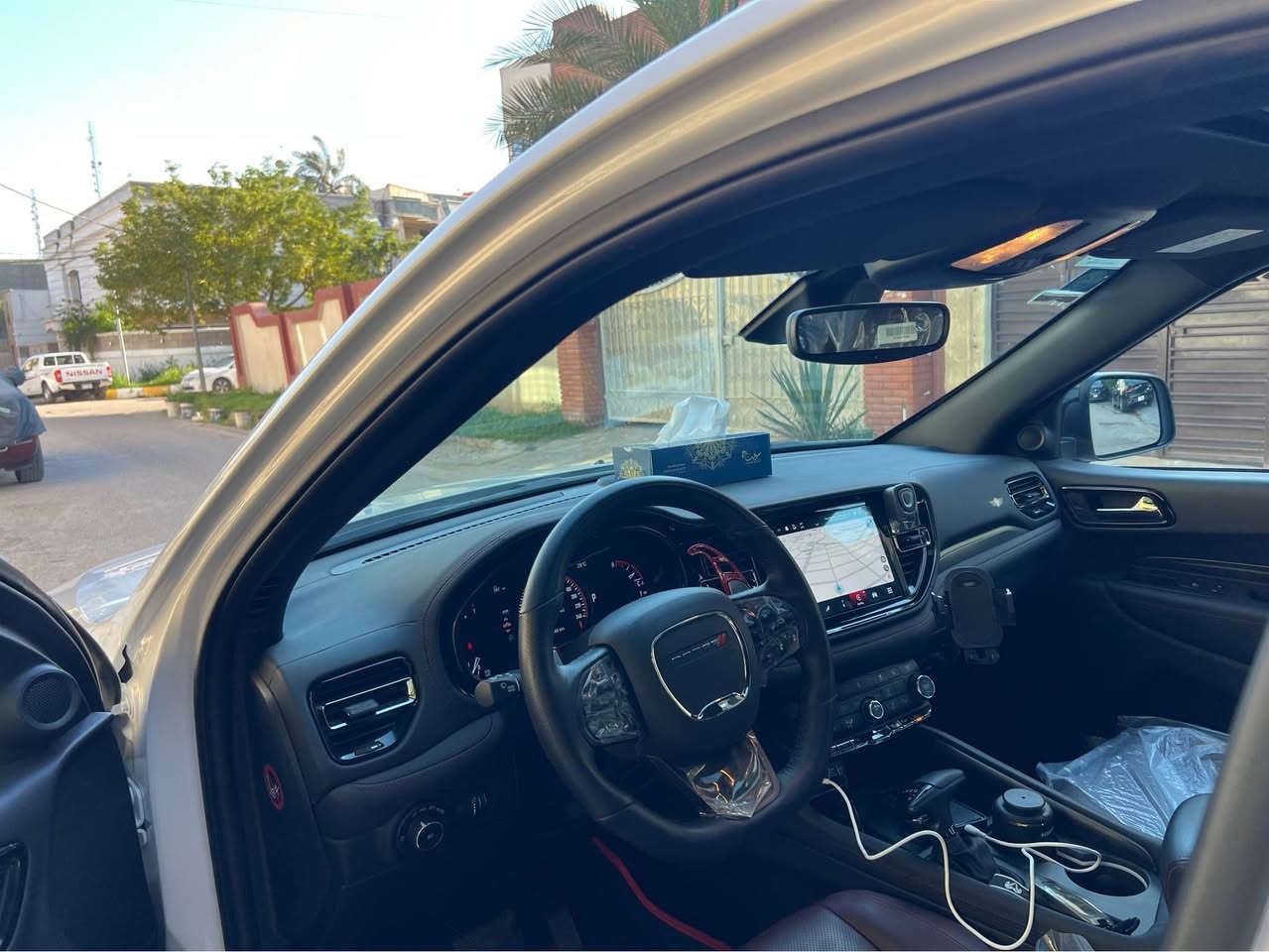 * دوج دورانگو GTبريميوم كامل مواصفات اللون ابيض
الموديل: 2023 (خليجي)ضمان شركة هارلم
العداد: 9000 كيلو متر 
المحرك: 3.6 لتر 6 سلندر
القوة الحصانية: 295 
عزم الدوران (نيوتن-م): 353 
ناقل الحركة: 8 سرعات اوتوماتيكي
الضمان 3 سنوات أو 60،000 كم (ايهما أولاً)
المواصفات:
*فتحة سقف كهربائية
*ويل الالمنيوم قياس 20 انج 
*صندوق كهربائي 
*شاشة لمس قياس 10.1 انج مع نظام ملاحة
*رادار تفاعلي مع خاصية التوقف والانطلاق
*حساسات امامية وخلفية
*كاميرا خلفية
*نقطة عمياء
نظام تحديد المسار 
بلاجكتور امامي 
*مانع تصادم خلفي
*تحذير الخروج من المسار
*مرآة تعتيم ذاتي
*مقاعد من الجلد الفاخر
*مقاعد امامية  كهربائية 
*مقاعد امامية مبردة ومدفئة
*مقاعد خلفية مدفئة
*مقعد السائق ذاكرة
شحن هاتف 
مساعد باركنك 
نظام تدفئة المقود 
*مكيف الهواء مع تحكم 3 مناطق 
*نظام ابل كار بلاى و اندرويد اوتو لاسلكي
*دخول ذكي (بصمة)
*نظام التشغيل عن بُعد
*مصابيح أمامية أوتوماتيكية مع مصابيح نهارية LED 
*المرايا الخارجية ذاكرة
*مرايا خارجية مدفئة
*فتحات اكزوز مزدوجة
*وسائد هوائية أمامية و وسائد هوائية جانبية و خلفية.
رقم بغداد الجديد 
للاستفسار *********** 
موجود واتساب على الرقم بغداد, العراق
