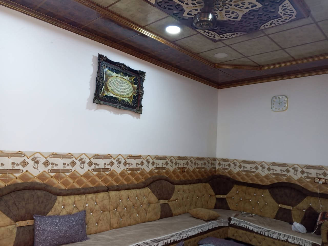 بيت للبيع في منطقة حاوي الجوسق صاير ابديت المنطقه               مساحه البيت 150متر بيت كامل وبناء حديث يتكون البيت من غرفتين وهول ومناور ثنين وصحيات داخلي وخارجي وستقبال ومطبخ وكراج مال سياره واجه سيراميك الشراي اتصل ***********
