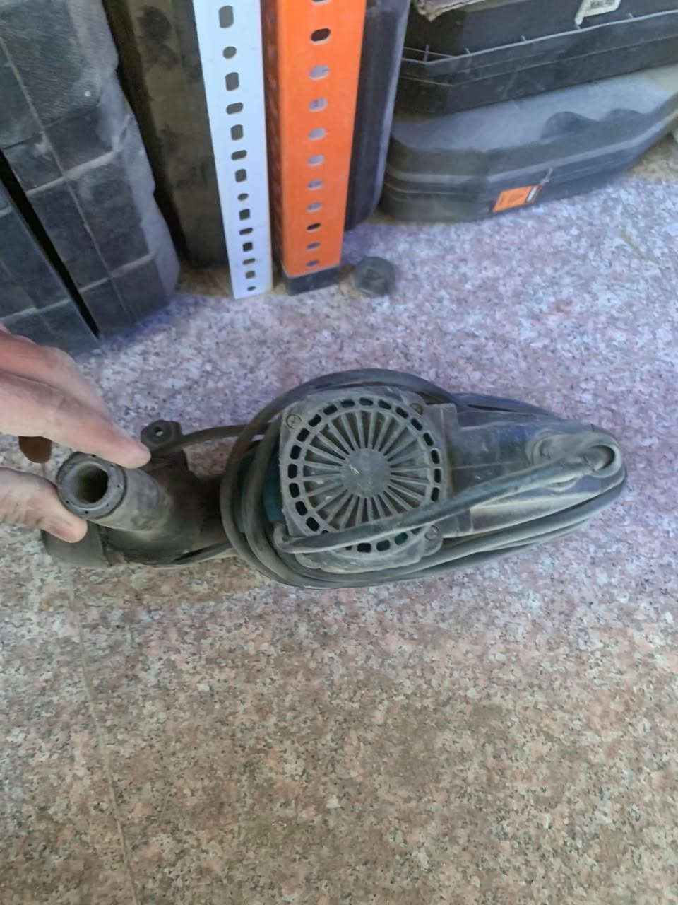 تحياتي للجميع 
دريل همر ماكته. ياباني. قديم.   
بي خلل بطوبه. مهوره شوي. البرينه. من تكعد بيهه ملعب. يصير. بس شرط العمل.  
السعر. ١٢٥ الف.


**إذا كنت صاحب هذا الإعلان وتريد حذفه لأي سبب، رجاءا أرسل رسالة إلى الدعم الفني**