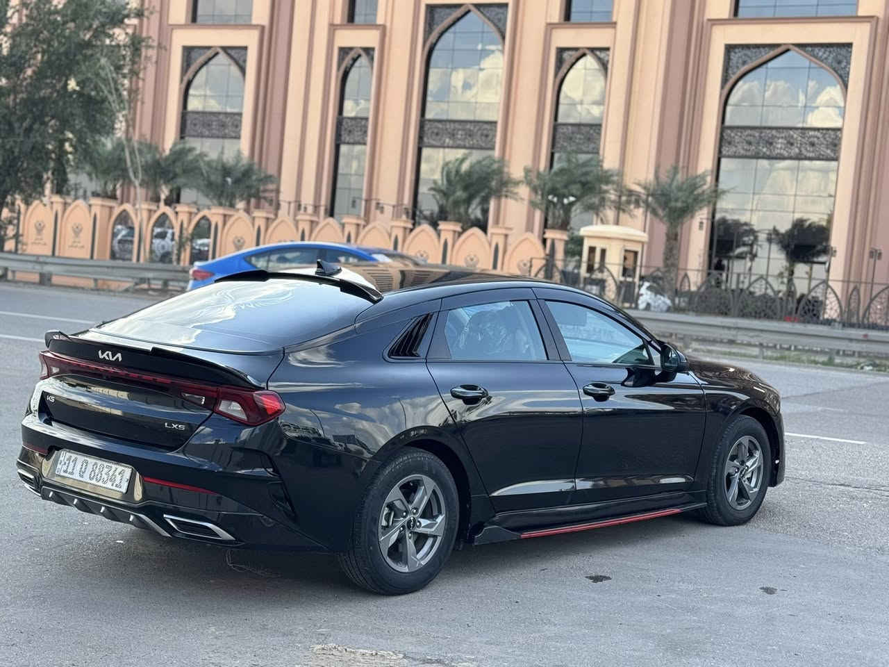 السلام عليكم كي فايف موديل 2023 حادث جدا بسيط دعاميه وجزء من البنيد بدون ايرباك وطخه بجاملغ خلفي بدون دواخل  وبل سونر يطلع عندي بابين فتح تعيار غير تعيار المهم بدون تبديل 
وجزء من تكمه خارجيه كلير امريكا حتى ابو سونار كتبلي كلير امريكا فقط باقي كفاله 
فول عدا بانوراما شاشه وبصمة وكامرة ورادارات امامي خلفي كامرة تحديد مسار مانع نحدار توقف ذاتي ٤ انظمه قيادة بعد بيها هواي موصفات

رقم بغداد الدولي ب اسمي 
مكاني بغداد اليرموك 
***********
