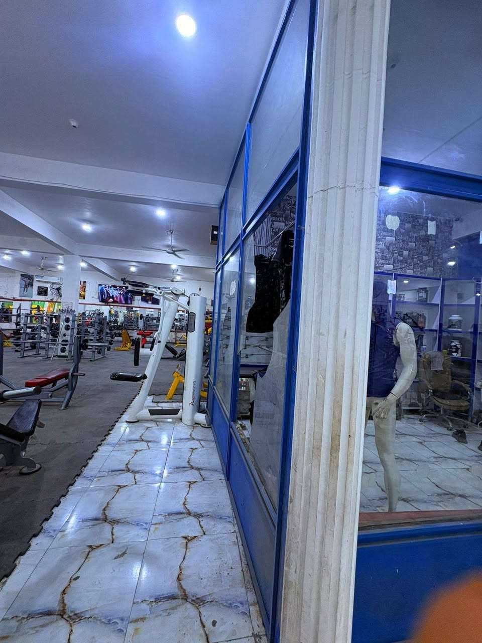 واجهات للبيع بسعر مناسب 
قياس المكتب ارتفاع 3 متر و 75 سانتيم العرض 8 متر 75 سانتيم والجانب 3 و20سانتيم 
واجهت المطعم الرتفاع 3 متر العرض 8 الجانب 2متر و50 سانتيم
*********** ناصريه مركز حي الشهداء
