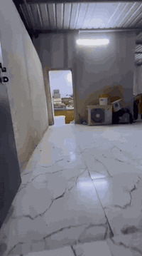 السلام عليكم
بيت للبيع في منطقة الشعلة الحيانيه 

البيت يتكون من طابق و نصف بناء حديث 

تفاصيل البيت 

يوجد محل ضمن البيت 

 أربع غرف نوم غرفتان في الطابق الأول و غرفتان في الطابق الثاني 

استقبال كبير 

مطبخ حار بارد 

حمامات شرقي و غربي 

ملاحظه / الدرج خارجي للغرفتين الطابق الثاني و يوجد مساحه للبناء في الطابق الثاني 

سعر البيت 130 مليون 

ونرفق لكم تصوير البيت 

ومن الله التوفيق

2026/1/16 

للاستفسار/ مكتب عقارات انوار الزهراء 

***********
