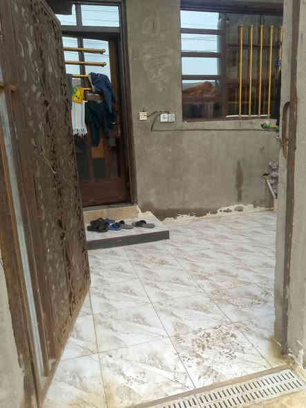 سلام عليكم بيت للبيع مساحه البيت 100 متر مربع مكان مدائن  حي الرسول مقابل الوردية كهرباء ومي ومجاري  كامل بي غرفتين نوم وستقبل ومطبخ وحمام ولقاط الثاني بي غرفه نوم  ومطبخ وحمام سعره 55 للاستفسار اكثر اتصل ***********
