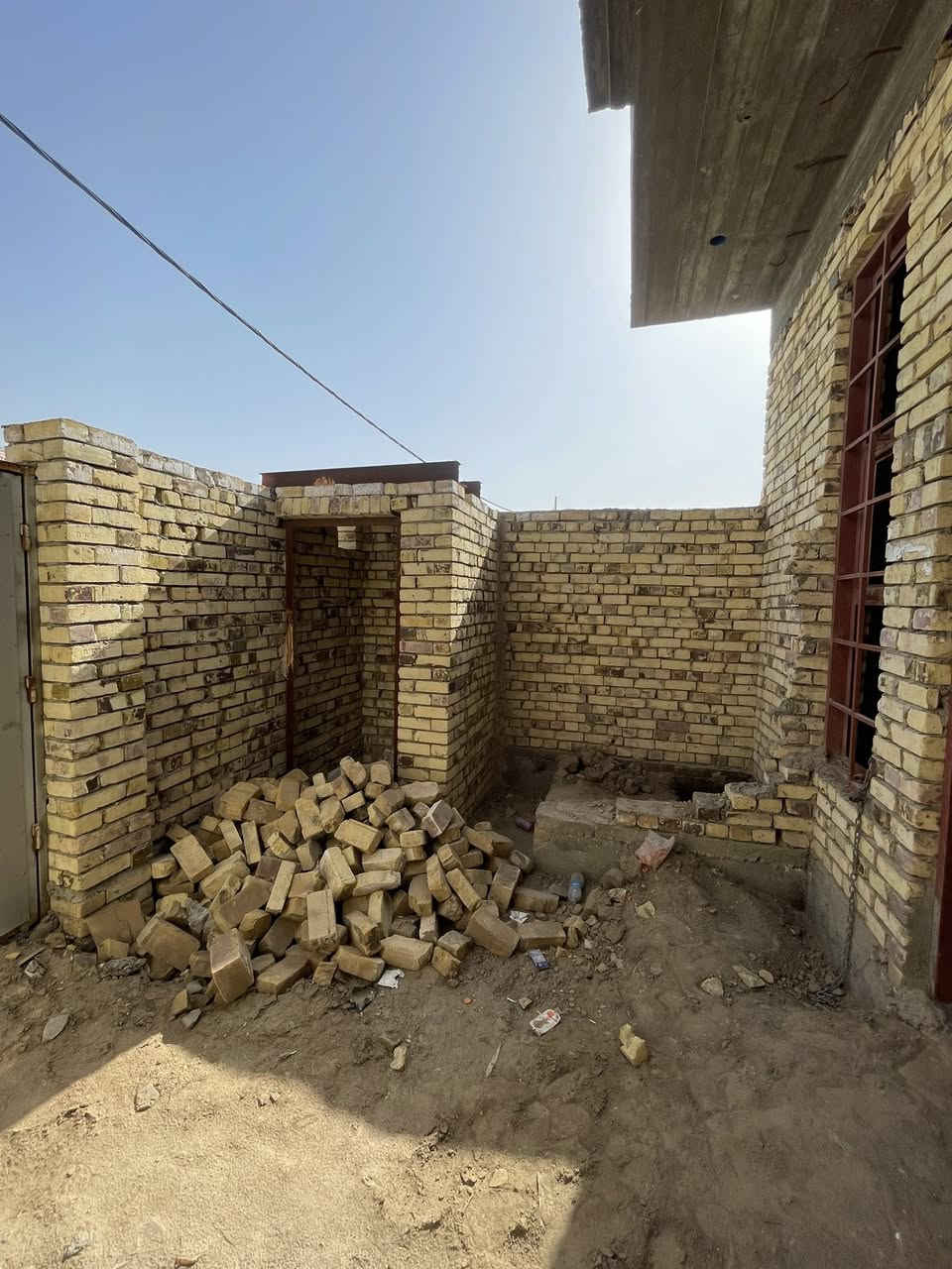 السلام عليكم 
هيكل للبيع مساحه 125 م
كونكريت مسلح بناء درجه أولآ
يحتوي غرفه ومطبخ وصاله واستقبال وصحيات داخليه وخارجيه
مجاري كامله ومفروش سبيس 
العنوان  
عرصات الحاج حيدر هندي 
حولي الخصيمه شارع ابو لمى قرب الجامع 
رابع بيت عن التبليط 

اللاستقسار مراسله الصفحه او واتساب 

‪0 7762924284
