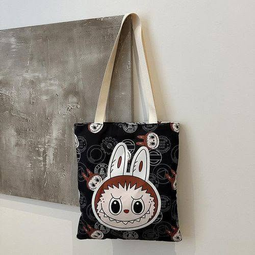 👛حقيبة كتف لابوبو الجديدة 👛
شنطة قماش غير رسمية بطابع كيوت وعصري، تناسب كل يوم سواء للطلعات، الشوبنغ أو حتى الاستخدام اليومي 💖

🧸 تصميم مستوحى من شخصية Labubu اللطيفة، مع 9 رسومات مختلفة تعطيها شكل ممتع ومميز 😍🎀

📏 المقاس:
الارتفاع: 38 سم 📐
العرض: 30 سم 📐

💼 مناسبة لـ:
• الطلعات اليومية 🚶‍♀️
• المكياج ومستحضراتك 💄
• أغراض البيبي 👶
• الشوبنغ والتسوق 🛍️
• الاستخدام المدرسي أو الجامعي 📚
✔️ قماش قوي وخفيف بنفس الوقت
✔️ مساحة واسعة وترتيب عملي للأغراض
✔️ تصميم كيوت يناسب البنات بكل الأعمار
✔️ سهلة الحمل ومريحة على الكتف
💫 شنطة تجمع بين الكيوت والعملية… خفيفة، مرتبة وتكفي كل احتياجاتك اليومية بدون تعب

سعر القطعة 8 الاف
🚘يوجد خدمة توصيل لجميع محافظات العراق ٤ الاف🚘


**إذا كنت صاحب هذا الإعلان وتريد حذفه لأي سبب، رجاءا أرسل رسالة إلى الدعم الفني**