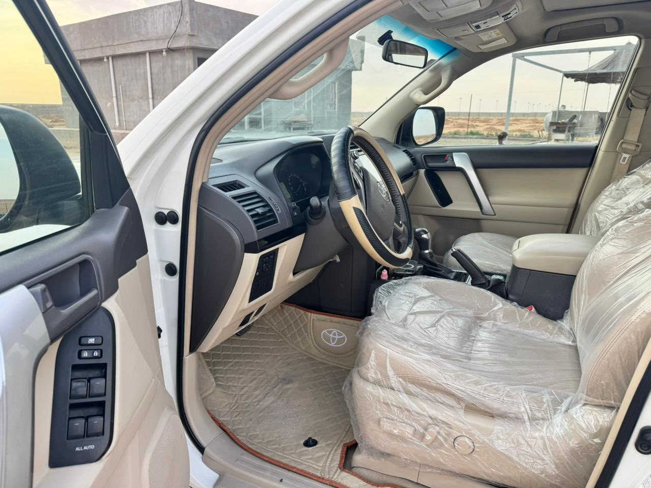 السلام عليكم ورحمة الله للبيع تيوتا برادو خليجي موديل 2019 مواصفات TXS ماشيه 90 الف تخم تاير دلوب مكفوله كفاله عامه لا بارد ولا صبغ رقم بغداد الجديد كشنات كهرباء كشنات جلد مري شفط بصمات ثنين وياها محرك 6 سلندر 7 راكب 3 قطع تبريد ثلاجه ماممدود عليها سبانه من الشركه ساز باب اول زراك لايت حساسات كامره اصليه لايت زينون عالي وناصي385 وبيها مجال للشراي سياره مال جنيه مكانها بالرمادي الشراي يتصل 
***********
