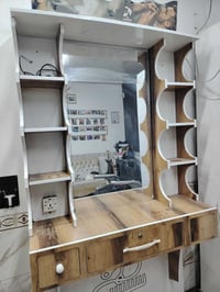 ميز ومرايه عدد 4 للبيع التواصل 07838301987