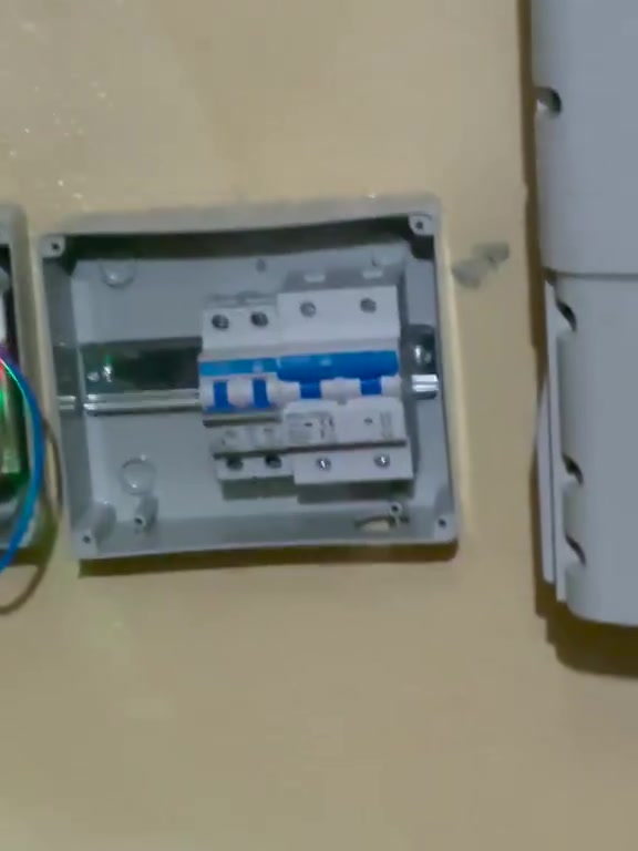 تنصيب منظومة الطاقة الشمسية 

 10  امبير نهاري و 10 امبير ليلي لمدة 4 . 
المواد :
1- انفيرتر من نوع inverter hybrid Deye   سعة 6 كيلو واط ساعة  ضمان 5 سنوات.
2- بطاريا من نوع Deye   سعة 11.8 كيلو واط ليثيوم فوسفات الحديد بعدد دورات 8000 دورة بتفريع 80%  وسعة215 امبير ساعة .ضمان 5 سنوات 
3- الواح لونجي اكس 10 قدرة 640 واط عدد 5 ( احدث اصدارات الالواح الموجودة في السوق ) 
4- الكهربائيات من ماركة اونسي 
5- منظومة ايرث خاصة بلمنظومة 
6- انجاز في نفس اليوم .
للاسفتسار :
0771 997 5410
 
العنوان :- واسط /الكوت /المشروع /شارع الحاسبات
