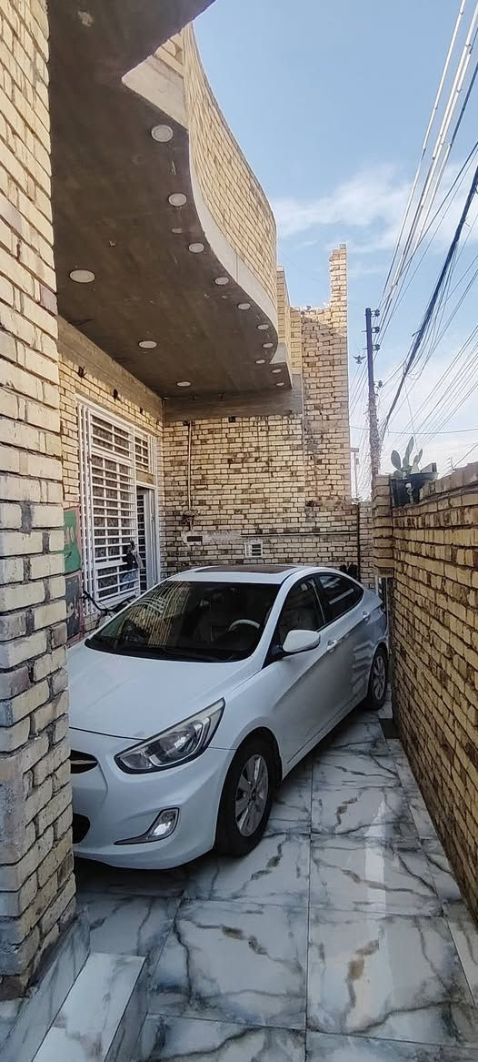 الدار البيع مساحة ٢٠٠ متر مربع المكان حي النداء قرب القضاة يحتوي على استقبال كبير و مطبخ حار و بارد صاله كبيره عدد الغرف ثلاثه غرف صحيات عدد اثنين داخلي وخارجي مكلف بنشر ***********
