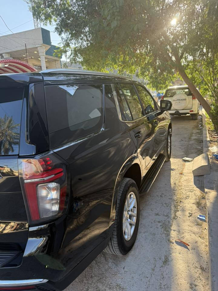 السلام عليكم ورحمة الله وبركة 

 
تاهو ٢٠٢٤LT وكالة المنصور السيارة مكفوله  

8
𝑉
8
 سعة 6.2 لتر بقوة 420 حصان

مصابيح أمامية LED
 مصابيح نهارية.
باب خلفي كهربائي.
حامل سقف مطلي.

شاشة عدادات قيادة.
نظام صوتي فاخر من Bose.
ثلاجة كونسول مركزي.

نظام تنبيه الاصطدام الأمامي والفرملة التلقائية.
مراقبة المنطقة العمياء (Side Blind Zone Alert).
تنبيه حركة المرور الخلفية.
حساسات أمامية وخلفية وكاميرا رؤية خلفية.
نظام البقاء في المسار مع تحذير الخروج منه. 
العنوان:بغداد الدورة 

للتواصل :***********
