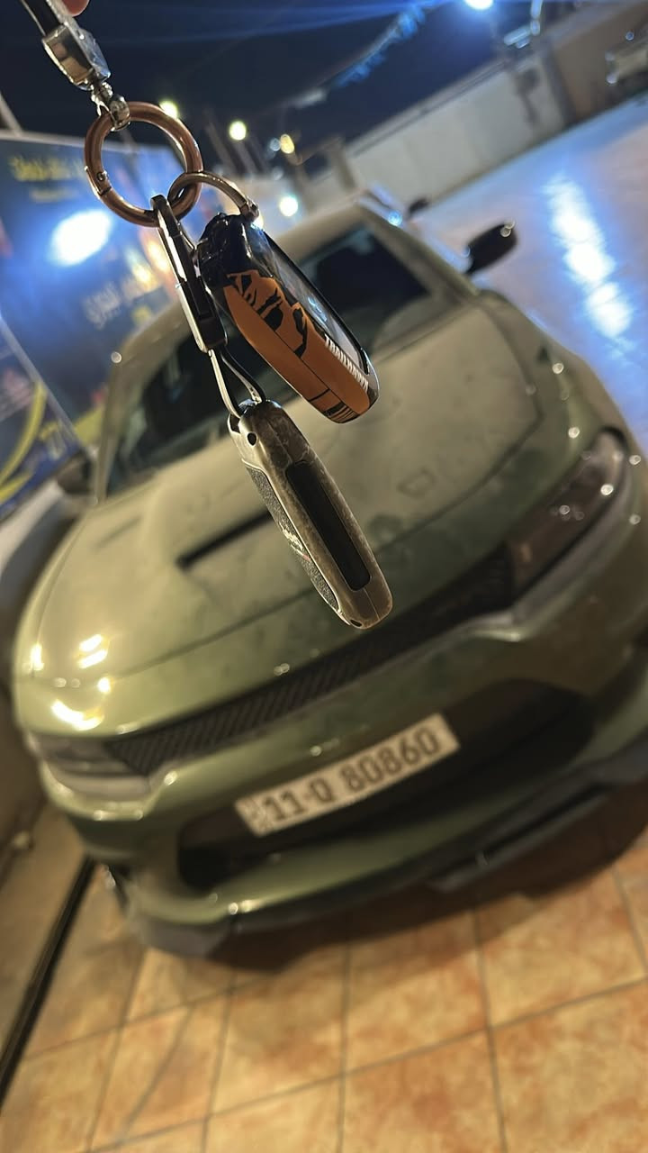 جارجر امريكي موديل 23  رقم بغداد بسمي 
            (الاصدار الاخيرررر)              اللون .  
زيتوني🤍 حجم المحرك 3600حادثه بنيد فقط مواصفات السيارة ..-كامرة خلفية دوارة HD-لايتات زنون وكالة-تشغيل عن بعد -كشنات حضن مع تحكم كهرباء-حساس خلفي- بلوجكترات زنون لد امامي -شاشة iكبيره مع نضام GPS-مري جانبية هيتر مع عاكس الضوء-نضام USB- كامل -تبريد قطعتين-بصمة ابواب -سماعت LplNEاي استفسار الاتصال. متوفر وتس اب 📞***********
