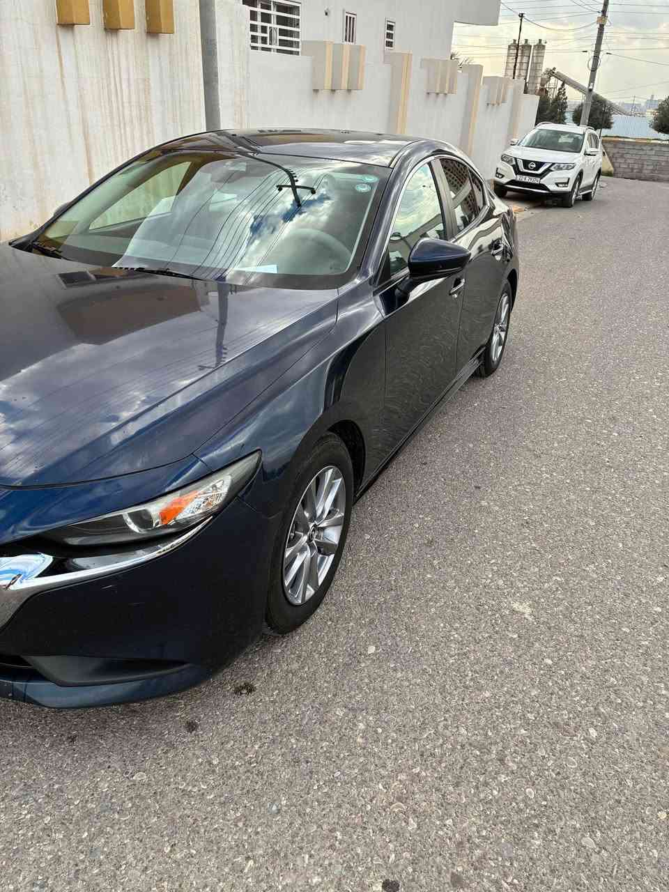 مازدا 3 موديل 2022 فول مواصفات
بيها بنيد وجاملغ السكن صبغ وطارف باب السكن
بصمه شاشه رادار كامرا كاربلي فتحه سقف هيتر كشنات داخل جلد 
تخم تاير جديد مابيها اي نقص السياره 
هزه جديد وسنويه جديد
مكاني اربيل *********** أربيل, العراق
