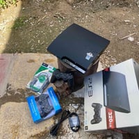 للبيع بلي ثري مهكر كامل ملحقات ويدتين مثل ماموضح بصوره والعابه موجوده ...