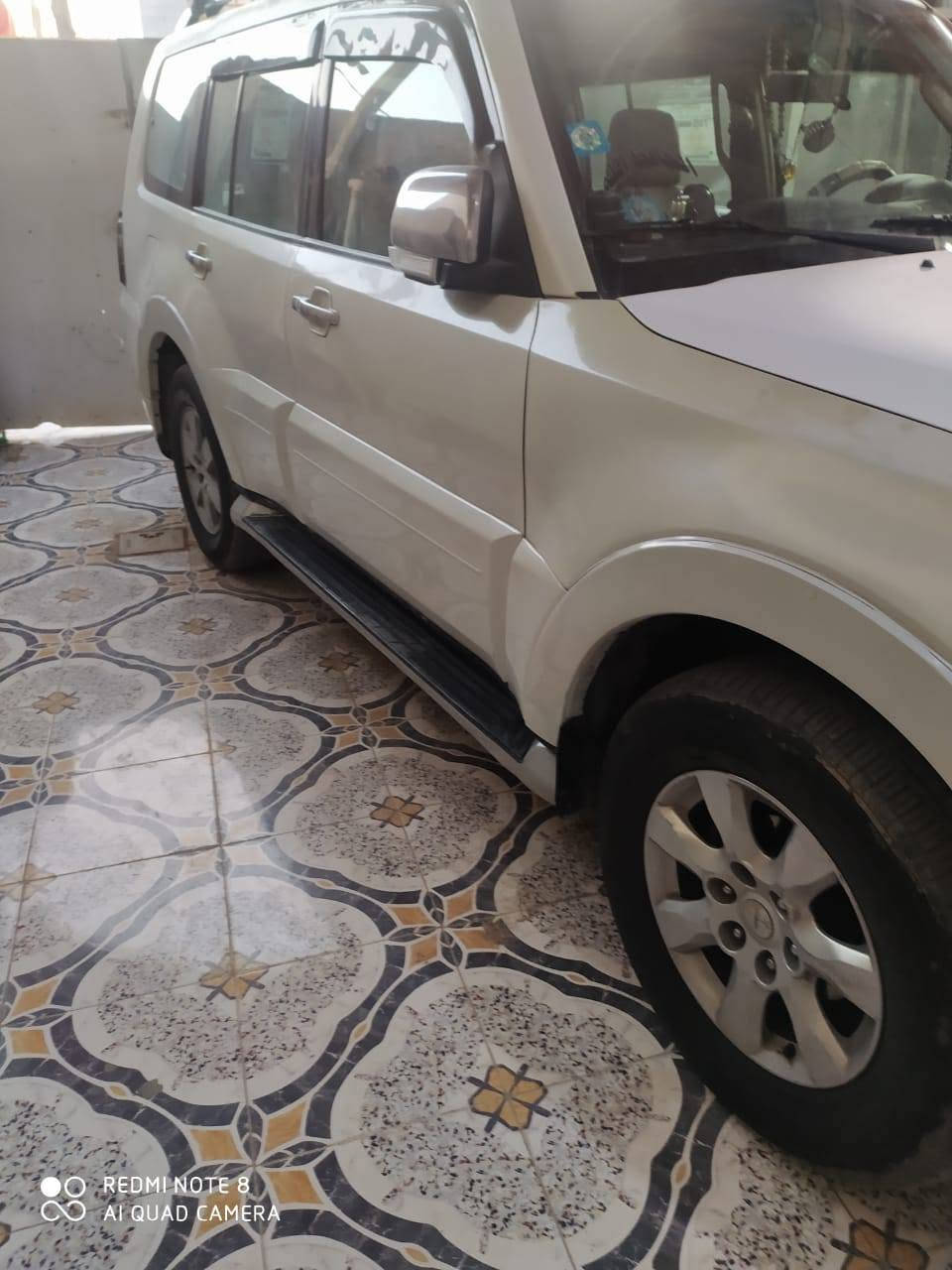 السلام عليكم من رخصة الادمن 
باجيرو للبيع موديل ٢٠١٠ حبتور السيارة فول حداديه كير مكينه تبريد مكفولات فتحه كامره حساسات خلفيه مري شفط السياره خير من الله مذب عليه الف سياره استخدام بيت 
رقم بغداد انكليزي باسمي سنويه وهزه جديده السياره سستم زنون اصلي 
السياره بيه تجيه خفيفه 
مكان السياره بابل ***********
السعر ١٠٥ بيه مجال واني خادم
