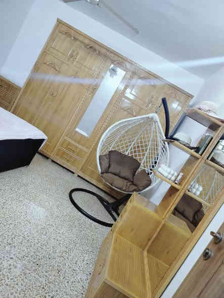 السلام عليكم   غرفة اخشاب للبيع خشب ثقيل جداً  حطاطه للبيع العنوان حي صدام  السعر مليون ونص قفل ***********
