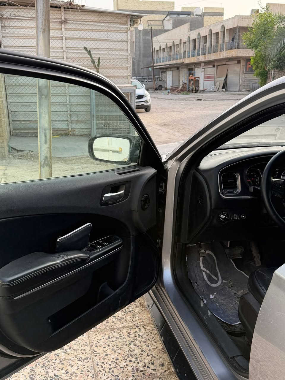 سلام عليكم 
جارجر 2018 خليجية و صار بيها حادث هنا بالعراق ربع الجاملغ و البنيد صبغ و بارد بالباب الخلفي عكس السايق ماعندي صور حادثها واصله بدايه الشاصي و 
لغد و مسحوبه  و بيها ملاحظات شخط و رصعات ع الجنطه كما موضح بل صور
ماشيه ٧٠ الف ميل 
تايرات تو سايز 
قطعتين تبريد 
عليها ادامه كامله و دهن فقط لوكاس 
محرك ٣.٦ تو ويل مسويلها بوليش يم تان 
كشنات جلد تحكم كهرباء 
مكاني بغداد 
للتواصل ***********
سعرها ١٧٥
