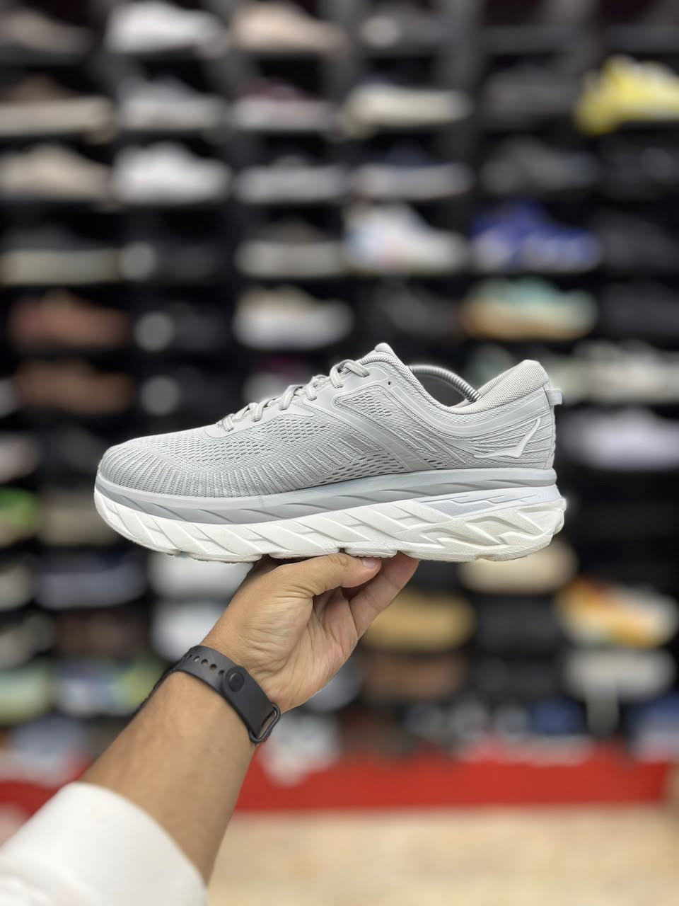 Hoka Bondi 7

بلون رمادي فاتح (Harbor Mist/White). يُعد هذا الحذاء واحدًا من أكثر أحذية هوكا توسيدًا، ويوفر قيادة سلسة ومتوازنة عبر أي مسافة.

قياس 45 وثلث القدم 29
العنوآن نجف ملحق الروان 
توصيل 🚚 محافظات 6 داخل النجف3 
***********  واتساب
