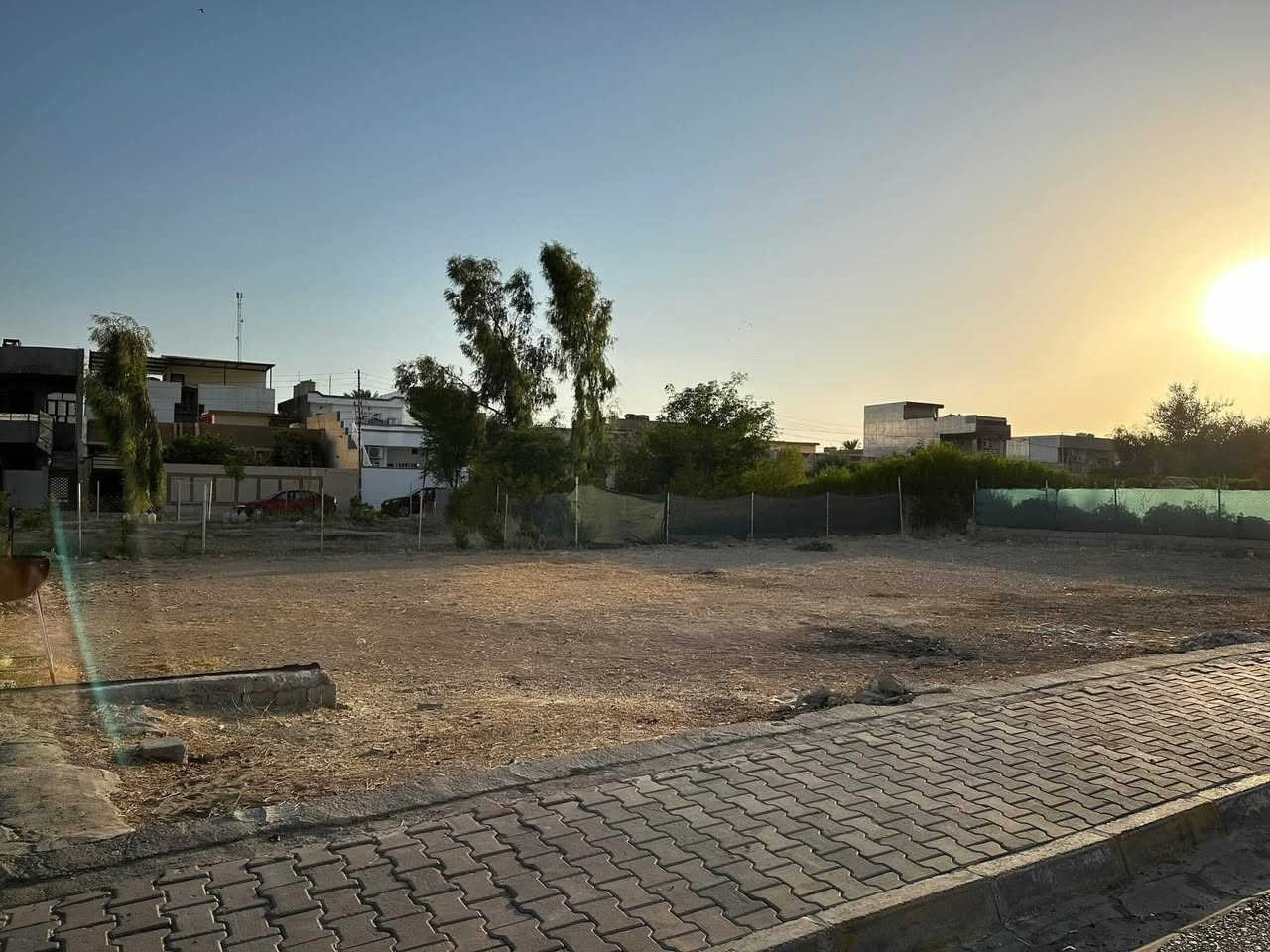 دار للبيع 150 متر يحتوي على غرفتين نوم مقابيل ساحة وحديقة طابو ملك صرف في حي العسكري قرب مدرسة عمر بن خطاب 
السعر : 98 مليون وبي مجال 
***********
