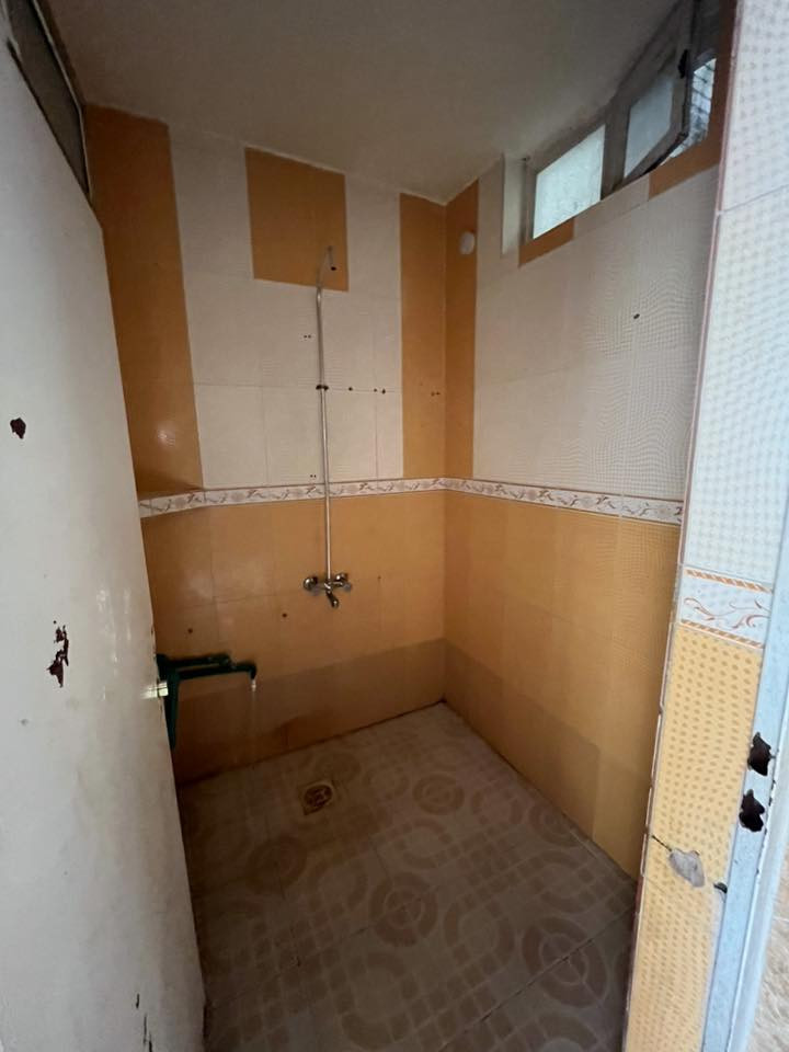 السلام عليكم.                                           منزل للايجار في الشهداء قرب مدرسة الاعظمية مساحة 125 متر مكون من ثلاث غرف نووم وصاله و مطبخ و حمام عدد 3 وكراج واسع لسيارة سعر الايجار 400 الف للتواصل : ***********
