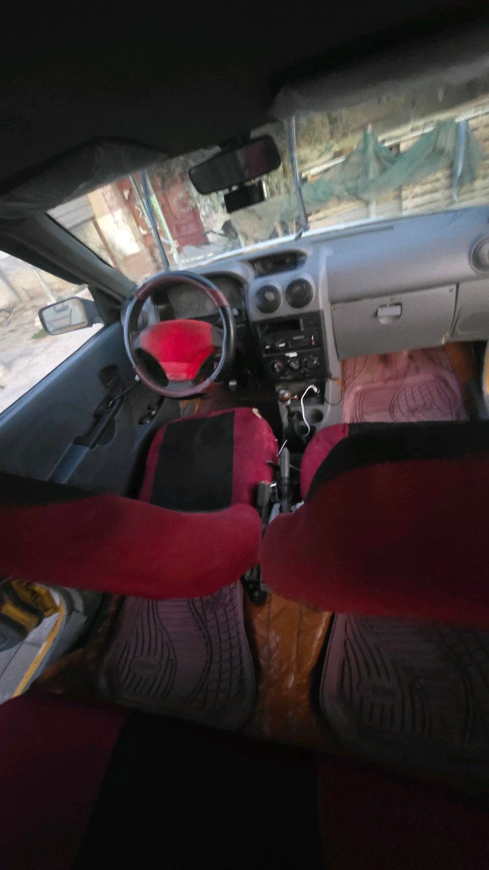 سيارة للبيع باللون الأصفر، نظيفة من الداخل والخارج. تمتاز بالرحابة والراحة في المقاعد. السيارة عملية ومناسبة للاستخدام اليومي. الجنوط بوضع جيد والإطارات مستهلكة قليلاً لكنها تعمل بكفاءة.