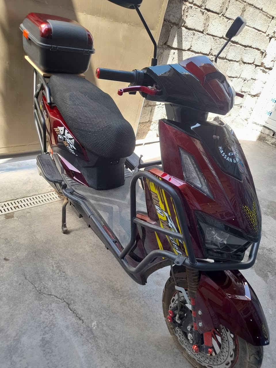 سكنس شحن  ٢٠٢٥ جديدة.
٦ بطاريات ٣٨ امبير شرط المسطرة.. 
بريك دسك امامي وخلفي
مانع انزلاق abs بيها..
ملف ٣٨٠٠ واط واضح بالصورة..
مكان بغداد تاجي
***********
*********** الشراي يتصل..
