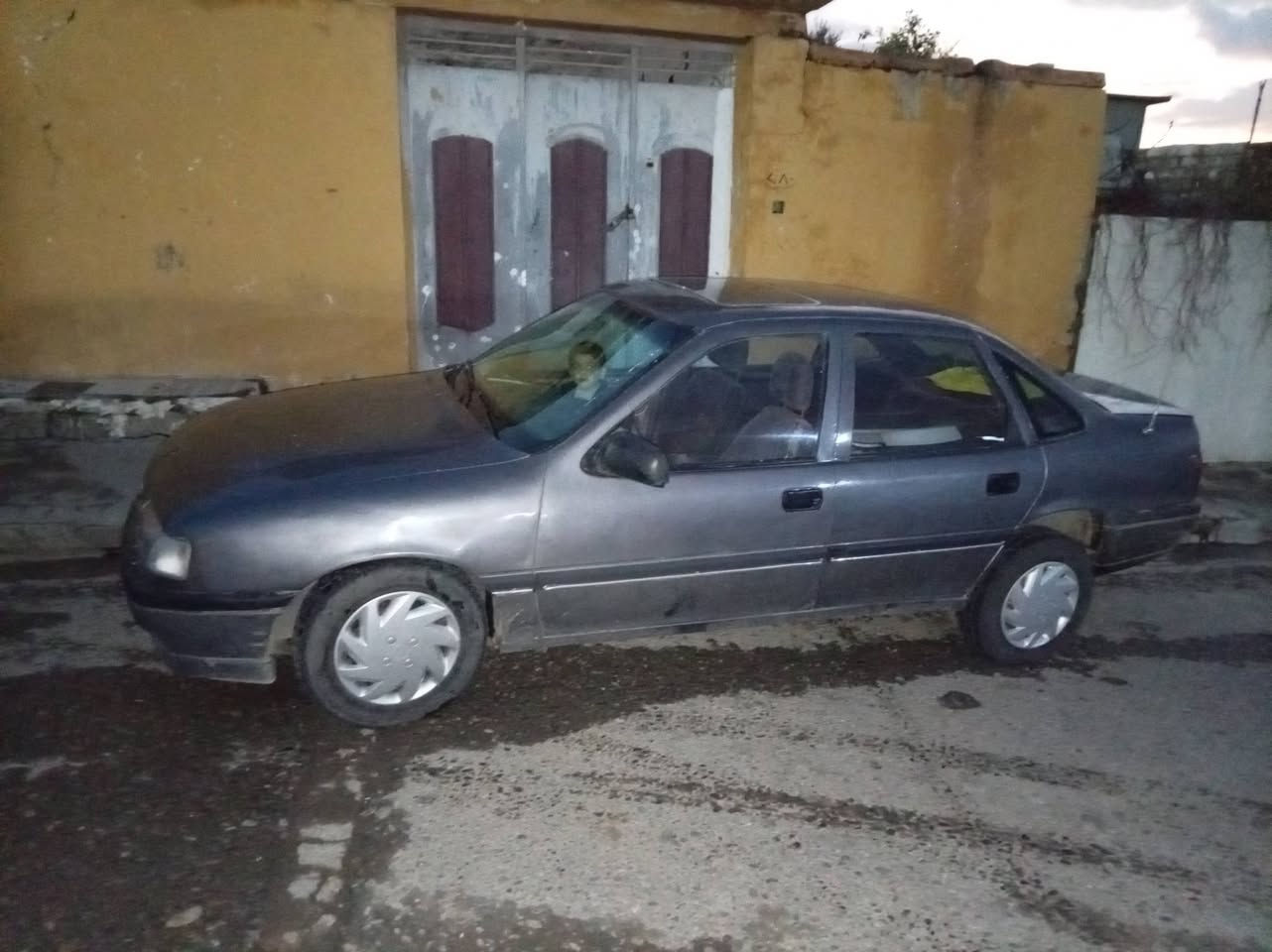 السلام عليكم اوبل فكترا للبيع موديل 1989 صبغ عام محرك ١٦ باور محرك جديد مال كصه قبل اسبوع من شادها شرط التحويل الشرعي يريد تحويل وكاله مايسوى السعر 30 وبيها مجال موبايل ***********
