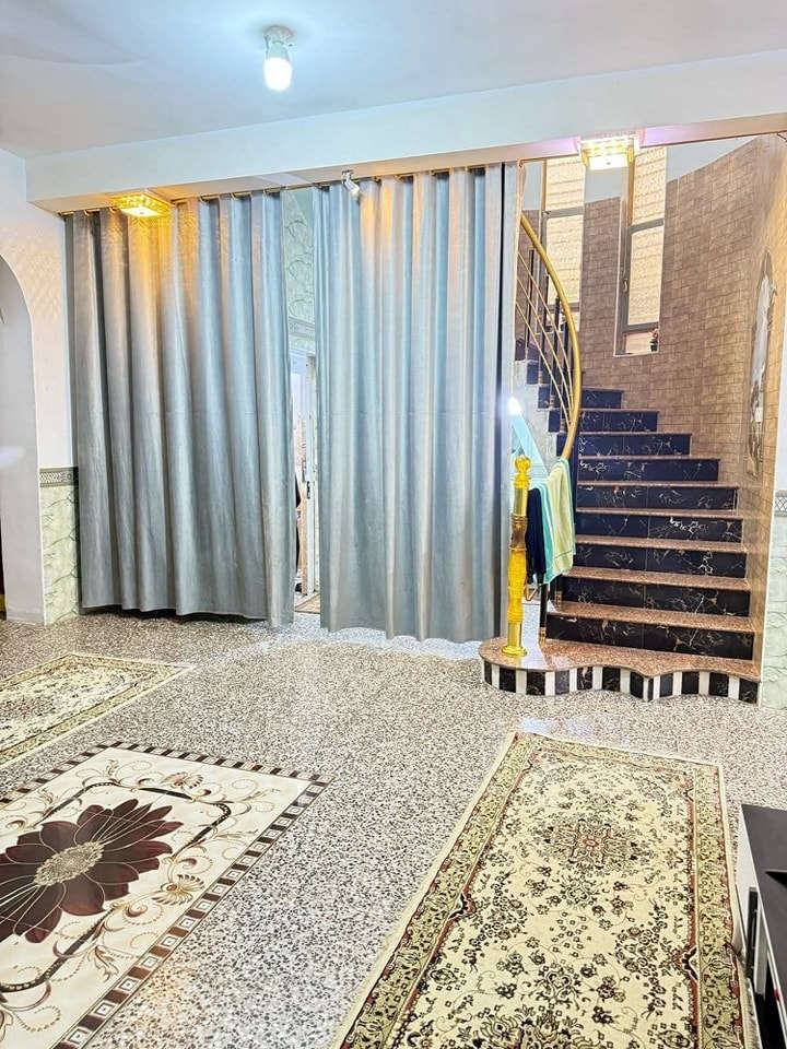 ♕بسم الله الرحمن الرحيم اللهم صلي على محمد وآل محمد ♕

🏠  : منزل للبيع 

🌐  : الموقع  حي الحكم

🩺  : قريب على صيدليه زمزم 

📐  : المساحة 200 

🏗  : البناء جديد 

🌳  : مقابل خدمات
ــــــــــــــــــــــــــــــــــــــــــــــــــــــــــــــــــــــــــــــــــــــــــــــــــــــ

                   //  تفاصيل اكثر //
الطابق الاول 

غرف نوم 2  +  صاله  + مطبخ  + استقبال  + حمامات داخليه وخارجية + طارمه  + كراج كبير
ــــــــــــــــــــــــــــــــــــــــــــــــــــــــــــــــــــــــــــــــــــــ
 
طابق ثاني

غرفه  + صحيات  + بيتونه

ــــــــــــــــــــــــــــــــــــــــــــــــــــــــــــــــــــــــــــــــــــ

💰  :  السعر  198  مليون  وبي مجال  

📲  : للاستفسار الاتصال على الرقم

📞  : ‏‪0788 251 8491‬‏  واتساب 

✨  لــن تـکون وحـيداً ابـداً مع  الــ مهيمن  للعـقار  ✨
