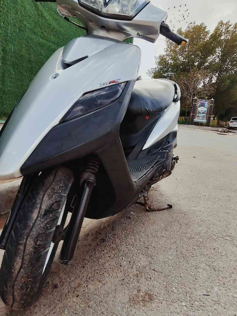 سلام عليكم ثلعب بلاديه بيه زنون  دراجه كلش شون نضيفه وطسته كلش حلوه وتايرات وكهربايات كلها شغاله  اشاير لد هورن كله كامله  دراجه مال دوام  يروح ويجي بيها ابد متوكف بشارع ومكينه خرسه وتخبل ماكو شي طافي   بيه كله شغال ودراجه بيه نصبه فول  سعر750 وبيه مجال مكاني حي عدل شراي يراسلني واتساب او هنا ***********
