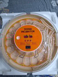 هذه حاضنة بيض أوتوماتيكية تتسع لـ 30 بيضة، وتتميز بالتالي:  نظام تقليب...