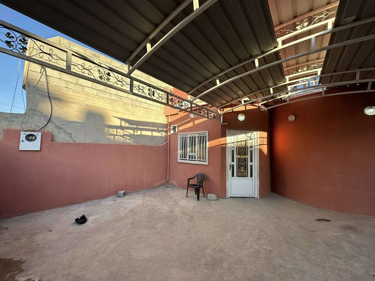 بيت لايجار في القوسيات قرب اجامع الرشيد
مساحت البيت 250 متر 
ستغبال وهول وغرفتين نوم وصحيات داخل وخارج ومطبخ
لستفسار الانتصال ع رقم ***********
