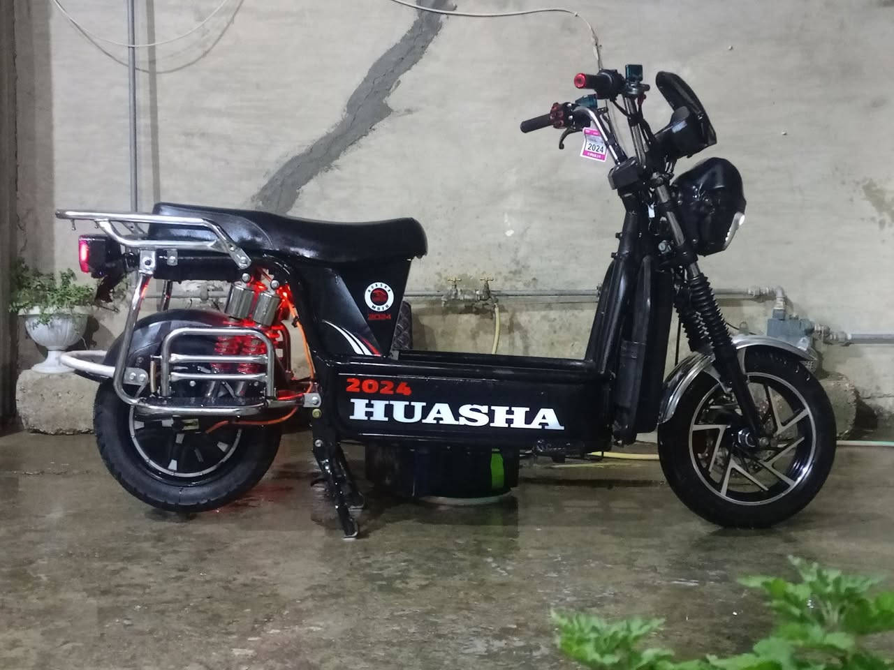 السلام عليكم 
دراجة شحن للبيع هيوشة 2024 جبلي ( 6 ) بطاريات 
دراجة نظيفة وجاهزة من الأخير وهواي غراض بيها جديدة
دراجة كفالة من النقص والعطل والعيب والدراجة كلها عالفحص من بطاريات وكهربائيات وكلشي عالفحص 
السعر قيم بما يرضي الله وتشلع عيوني 
رقم الهاتف اتصل وتدلل __ ***********
