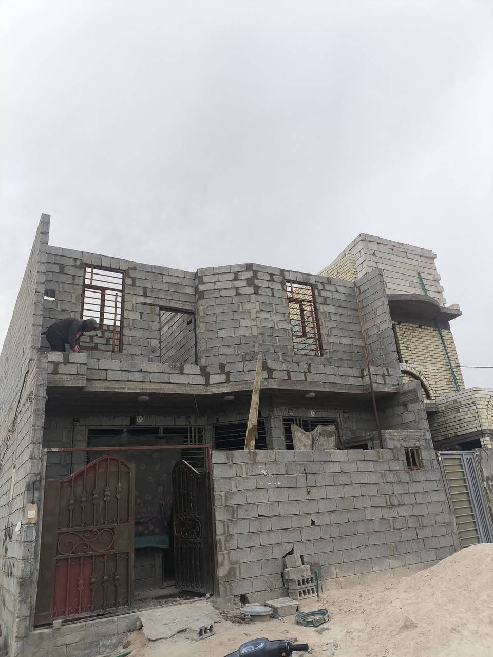 السلام عليكم عندي بيت مساحة 100م طابقين هيكل 4غرف نوم.     عنوانة سيد سماعيل قرب مجمع علي الاكبر/س49
***********
