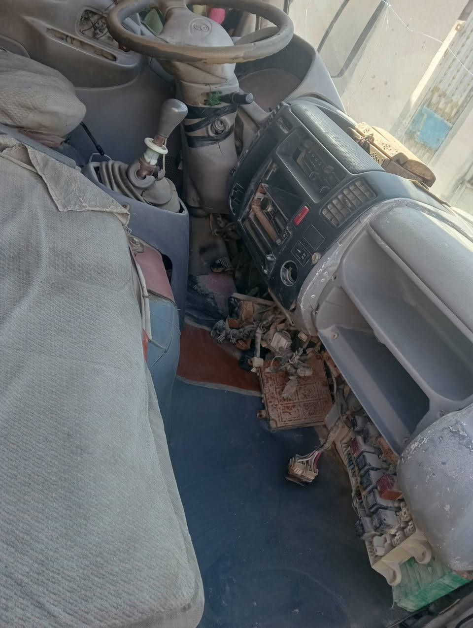 السلام عليكم سياره دينا تيوتا موديل 2000 رقم بصره اليف مكفوله اصوليتها  السعر 55 ورقه اوبيها مجال للشراي  الاتصال *********** أبو علي
