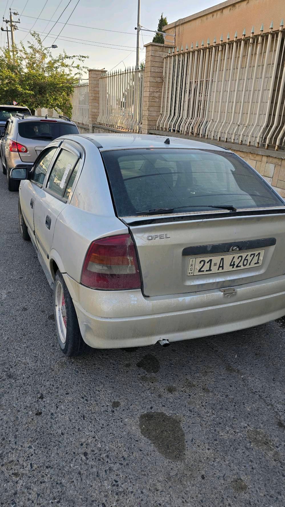 opel astra 2002
وين موقع السيارة بالضبط؟ حتى المشتري يعرف وين يجي يشوفها.: 
السليمانية
شنو سعة المكينة وشنو نوع القير: عادي لو توماتيك؟: 
كير عادي و محرك ٢٠
شكد حالتها الميكانيكياً: المكينة، الكير، المكيف، والكهرباء كلها شغالة زين؟: 
كله شغاله
شنو السعر النهائي؟ وهل البيع تشخيص لو تحويل؟: 
السياره بسم و اسوي تحويل 