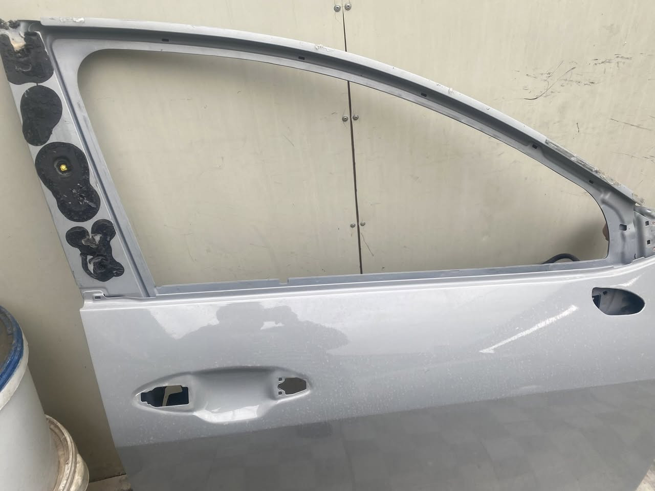 السلام عليكم اخوان. باب سبورتج.   لون اسمنتي   الجه الامي للصدر يمين.    الي يريد يصبغه مباشرتنا صبغ والي يريد يشده إذا سياره سمنتي. الرقم *********** 
السعر ٢ ورقه وبيه مجال
