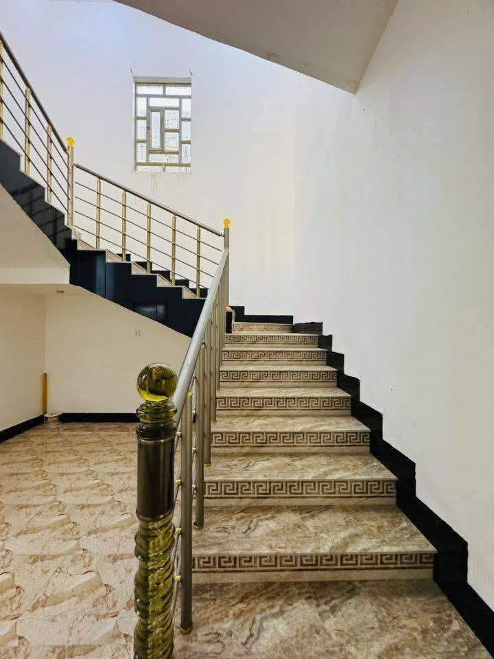 دار للبيع في الرمادي شارع 40 خلف جامع الواثق.

قريب على شارع 40 ، يبعد مسافة 350 متر عن شارع 40 الرئيسي .

جنس العقار طابو زراعي تحويل مباشر.

المساحة 130 م. 

الدار المشيد من طابقين .

يتكون الطابق الاول من استقبال و مطبخ و صالة و غرفة نوم و مجموعة صحيات داخلية وخارجية و كراج .

أما الطابق الثاني يتكون من صالة و غرف نوم عدد 2 و مجموعة صحيات.

بناء حديث ، كافة الخدمات متوفره من ماء وكهرباء وتبليط.

نوع بناء طابق الأول بناء بلوك مضغوط والثاني مجوف .

منطقة سكنية تتميز بالهدوء .

#السعر 95 مليون وقابل للتفاوض.

للاستفسار أكثر زيارة مكتبنا مكتب العبد 
شارع 40 مجاور مرطبات ادريم 
أو الاتصال...***********
