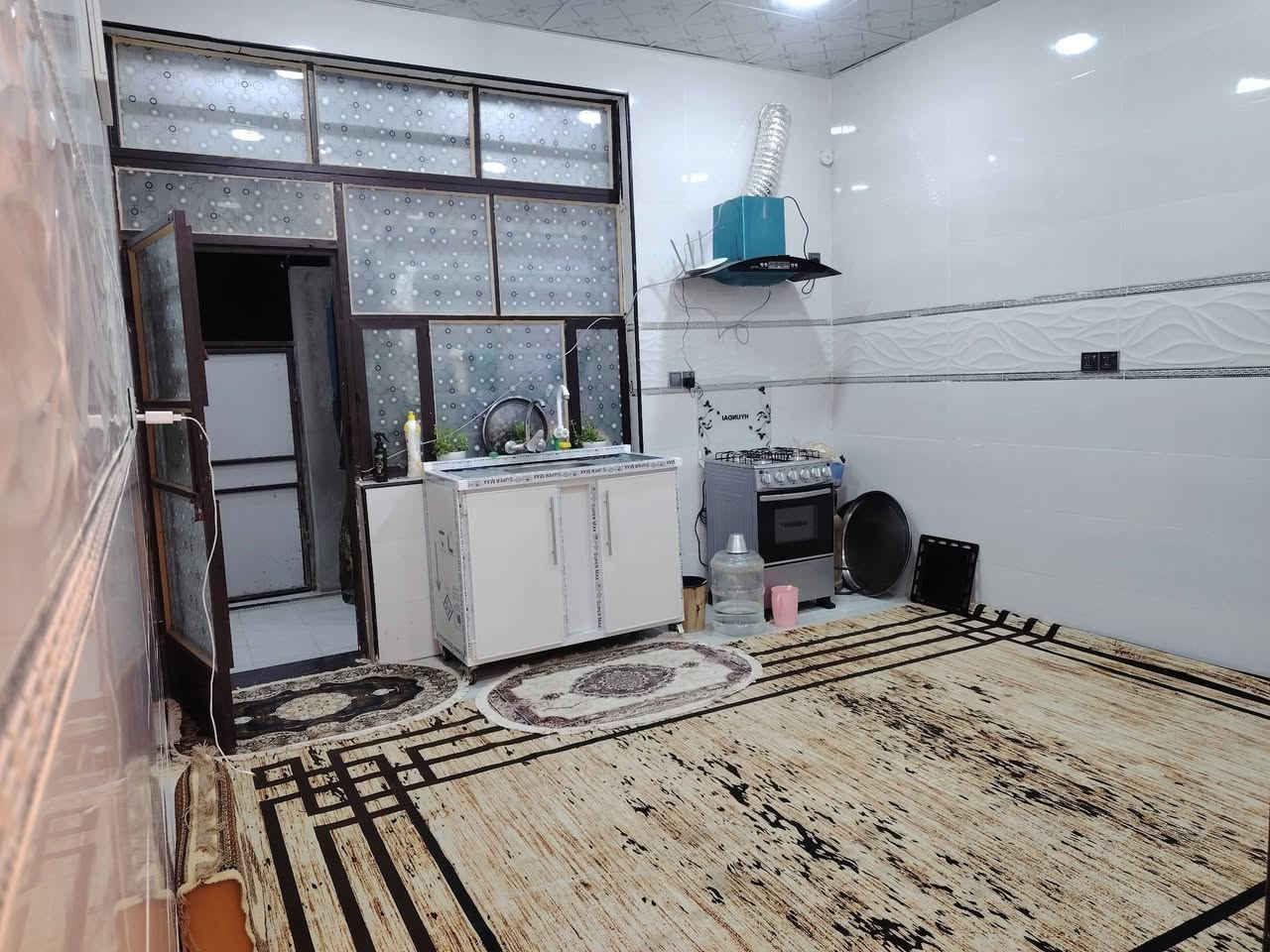 السلام عليكم
منزل للبيع بناء جديد
طابوك 
واجه 11
نزال13
المحتوى
(براني 7×4)
(صاله4×4)
(مطبخ 4×4)
(غرفه٦×4)
(مجمع صحي داخلي 2×2)
(مجمع خارجي 2×2)
السعر اتصال***********
