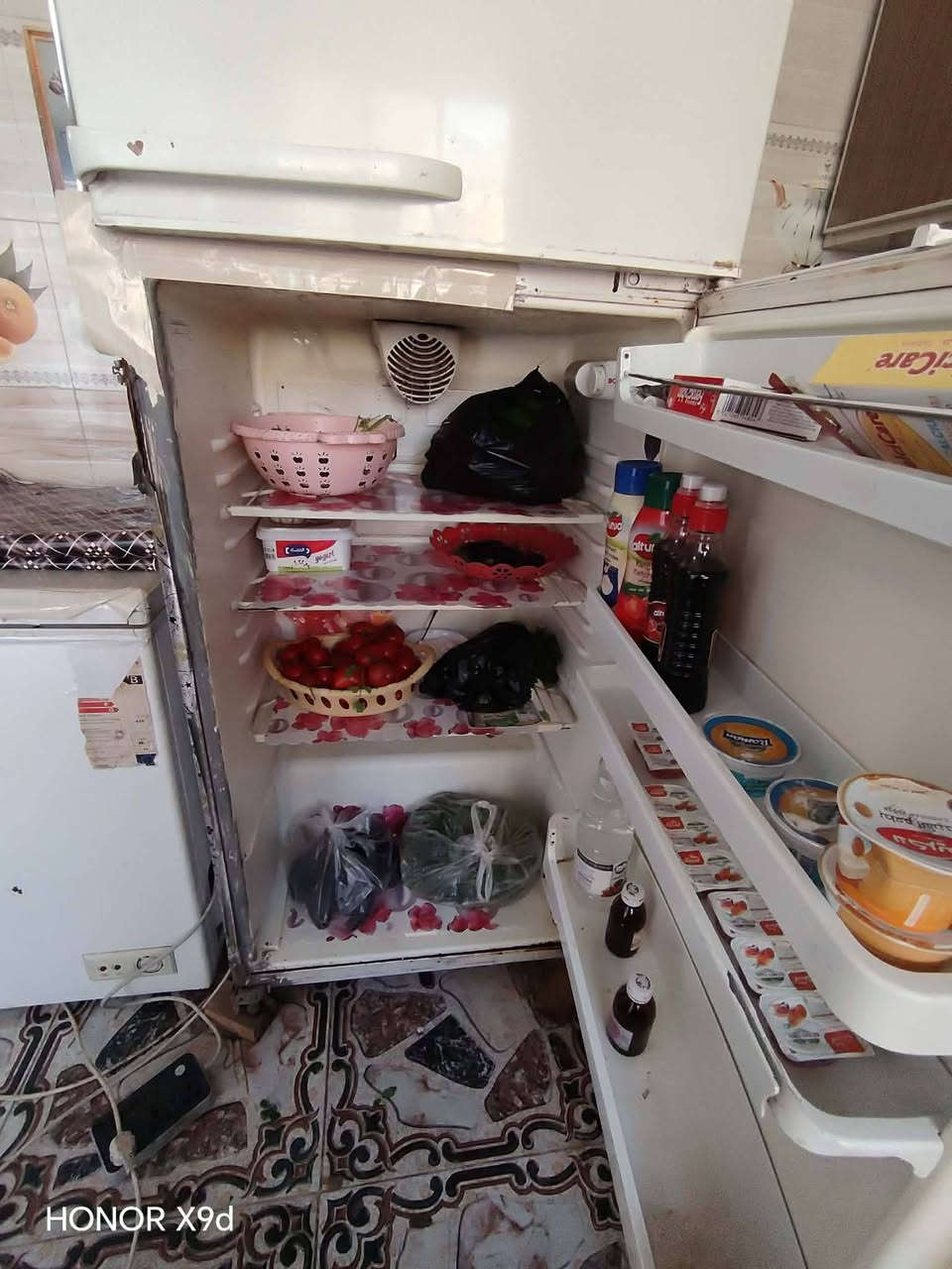 ثلاجه للبيع شرط تجميد وضع شركه بيها شويه خياس مايضر 18 قدم السعر 65 بيها مجال  العنوان حي الانتصار التواصل ***********بي واتساب
