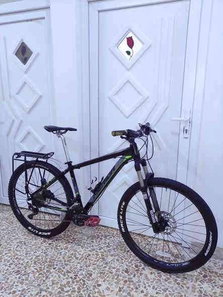 السلام عليكم 

لعشاق الترحال والمسافات الطويلة والتخييم دراجة جبلي 

ماركة #MERIDA ميردا العالمية ماركة غنية عن التعريف

صنع ألماني اصلي 🇩🇪 Made in Germany استيراد خاص 

فئة #جبلي حجم 27.5 سبعة وعشرين ونص لشة عالية وضخمة

لون مميز أسود لامع ميتاليك مطعم أخضر بفسفوري وسمنتي 

دبل أمامي سلس 100٪ احترافي نوع روك شوك اصلي اورجنال

 #ROCK_SHOX  تحكمات من الجهتين تقويه وترخيه وقفل 

سستم شيمانو كامل سيت كروب كامل ديور اكس تي اعلى وارقى

فئة #SHIMANO_DIORE_XT بدالات السرعة 10X3 ✈️✈️

10 نمرات خلفي و3 امامي يعني طائرة ارضية بلسرعة والسلاسة 

بريكات دهن #هايدروليك ماركة شيمانو اقراص دسكات مختومة 

ويالة بولبرين زوم طبقتين مخصة لتحمل الاوزان الثقيلة والطسات

تايرات كتان اصلية احترافية مختومة ختم الشركة #MERIDA

ستيرن رياضي مختوم ختم الشركة MERIDA رقبة اصلية المنيوم

سيباية نوع ترحال اصلية ماركة MAX مخصصة للترحال والتخيم

كمبلينات ويالة وسرج سلايت...بايدارات اصلية مميزة بولبرين 

🔴الدراجة استيراد خاص نظافة 100٪ بلكاغد نظيفة بمعنى
     الكلمة بلنايلون بدون اي شخط او زلغ او تقليم 

🔴الدراجة وضع شركة ما بيها برغي مبدل على وضع البلاد
     ليبل واحد ختم واحد ...ما بيها اي نقص كاملة وجاهزة

المكان موصل الجانب الايسر ....5 ورقات (500$ ثابت_قفل) 

يوجد توصيل بغداد وجميع المحافضات العراقية 

رقمي للتواصل ***********
