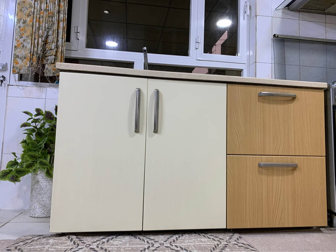 سڵاو ئەو کاوەنتەرە دار mdf بۆ فرۆشتن دەستی دوو زۆر نوێ مایە زۆر خاوێن ئەسڵی مەحکەم مۆدێرن کوالێتی باش

قیاسات ٢ مەتر و نیو کاوەنتەر بە ١ مەتر و نیو مەخسەل

نرخی پێشتر کڕین بە نوێی ١٦ وەرەقە 

 نرخی ئێستا و کۆتایی ٩٠٠ هەزار 700$ قفڵ

بۆ زانیاری و پرسیار نامە بنێرە

 شوێن هەولێر

سلام عليكم هالمجموعة من خزانات المطبخ مع الكاونتر خشب mdf + الحوض - للبيع، جديدة تقريباً وحالتها ممتازة، الجودة عالية ومودرن.

المقاسات: ٢.٥ متر كاونتر × ١.٥ متر مغسلة 

الوصف:
✔ مواد قوية ومتينة
✔ تصميم نظيف وعصري يناسب أي مطبخ
✔ تخزين واسع (خزانات علوية وسفلية)
✔ حالة ممتازة، بدون أي ضرر كبير

اشتريت جديد بسعر عالي، والحين للبيع بسعر عادل.
ممتاز لتحديث مطبخك أو تجهيز بيت جديد.

السعر النهائي: ٩٠٠ ألف دينار 700$ 
الموقع: هولير / أربيل

للاستفسار أو الشراء:إرسال رسائل خاصة عبر مسنجر
 

Modern Kitchen Wood MDF Cabinet Set with Countertop + Sink | Excellent Condition | 2.5m by 1.5m 

⸻

Description:

High-quality kitchen wood mdf cabinet set with countertop and built-in sink, in excellent condition.

✔ Size: 2.5m x 1.5m
✔ Strong, durable materials
✔ Clean, modern design (matches any kitchen)
✔ Spacious storage (upper + lower cabinets)
✔ Very well maintained, no major damage

Originally purchased at a high price — selling at a fair value.

Perfect for upgrading your kitchen or new home setup.

Only selling due to moving.

Price is already set based on condition and quality. Serious buyers only.

Price 700$ 900 000 IQD 

Please contact via messenger 
Thank you 

Location Erbil Hawler أربيل, العراق


**إذا كنت صاحب هذا الإعلان وتريد حذفه لأي سبب، رجاءا أرسل رسالة إلى الدعم الفني**