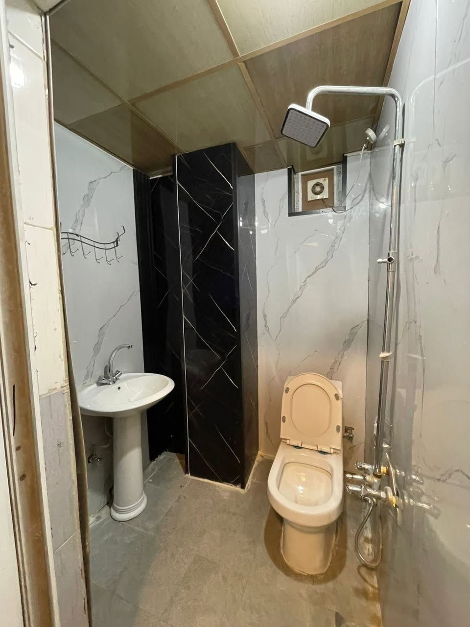 السلام عليكم من رخصت الادمن شقق ومكاتب تجاريه ليجار تصلح مكاتب تصلح شركات الموقع الكراده سده العرصات كلشي متوفر بيه مصعد ٢٤ ساعه كراج سيارات التواصل على الرقم *********** واتساب مفتوح
